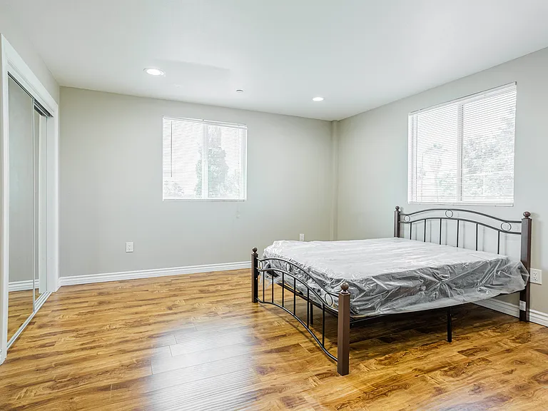 1201 W 36th Pl — Photo 7