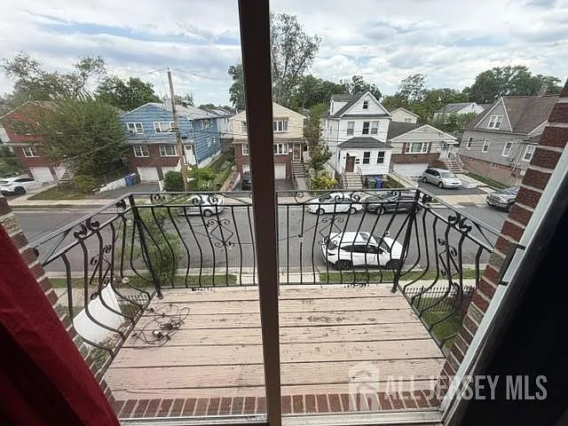 817 Jackson Ave — Photo 5