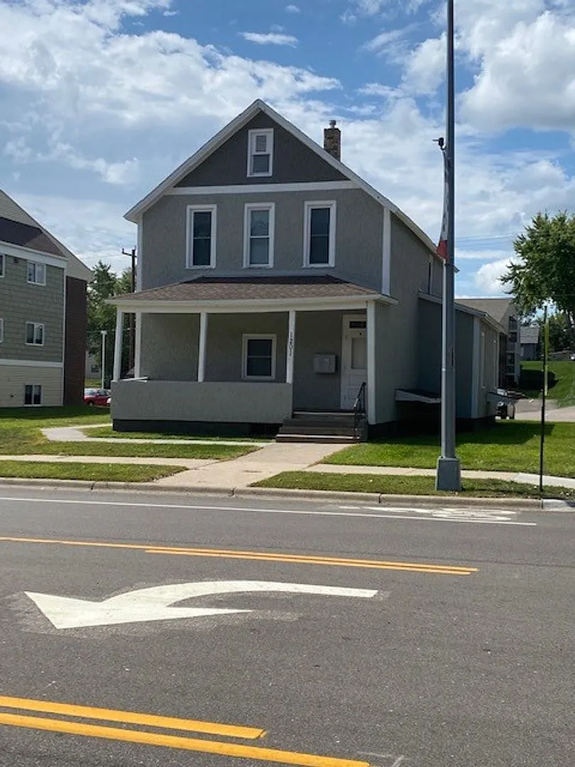 6 bed, 1600 sqft, $1,400 — Photo 2