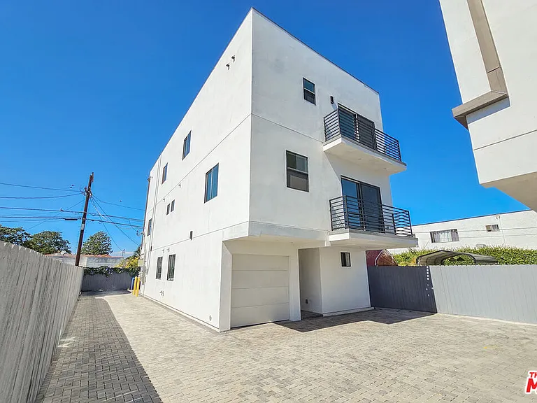 1921 Carmona Ave — Photo 3