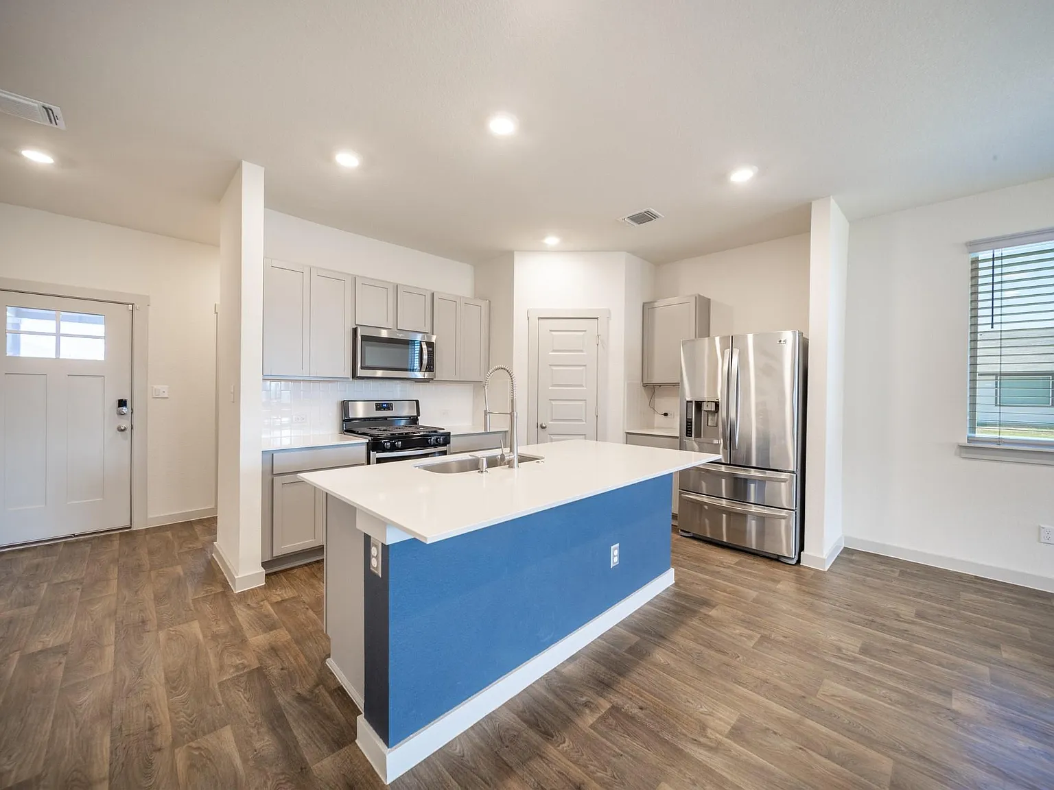 4 bed, 2.0 bath, 1612 sqft, $2,200 — Photo 4