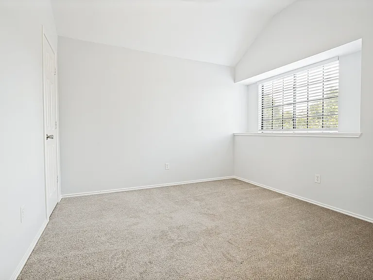 2844 Linden Ln — Photo 6