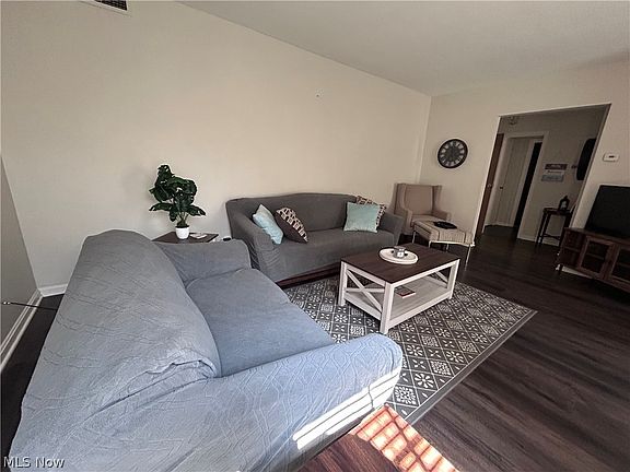 4th image of 15925 Van Aken Blvd