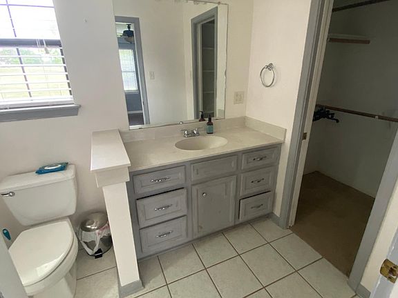 Bathroom & closet connected to bedroom 1