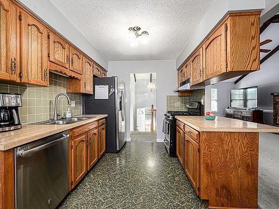 4th image of 313 SW Killarney Ln