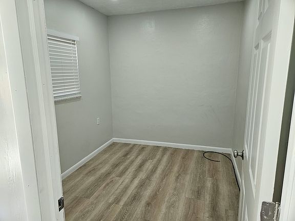 5th image of 931 SW 16th Pl