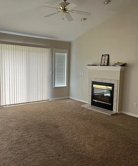 930 Robins Pl — Photo 16