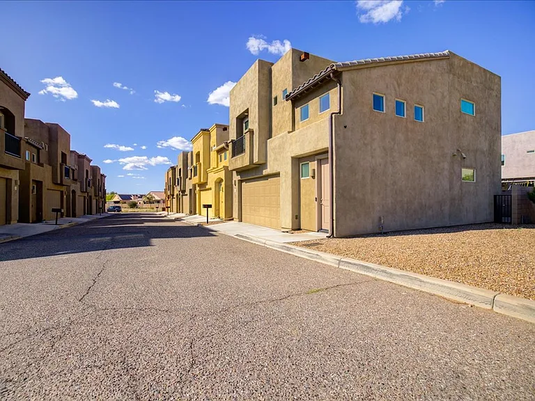 241 E Imperial Ct — Photo 3