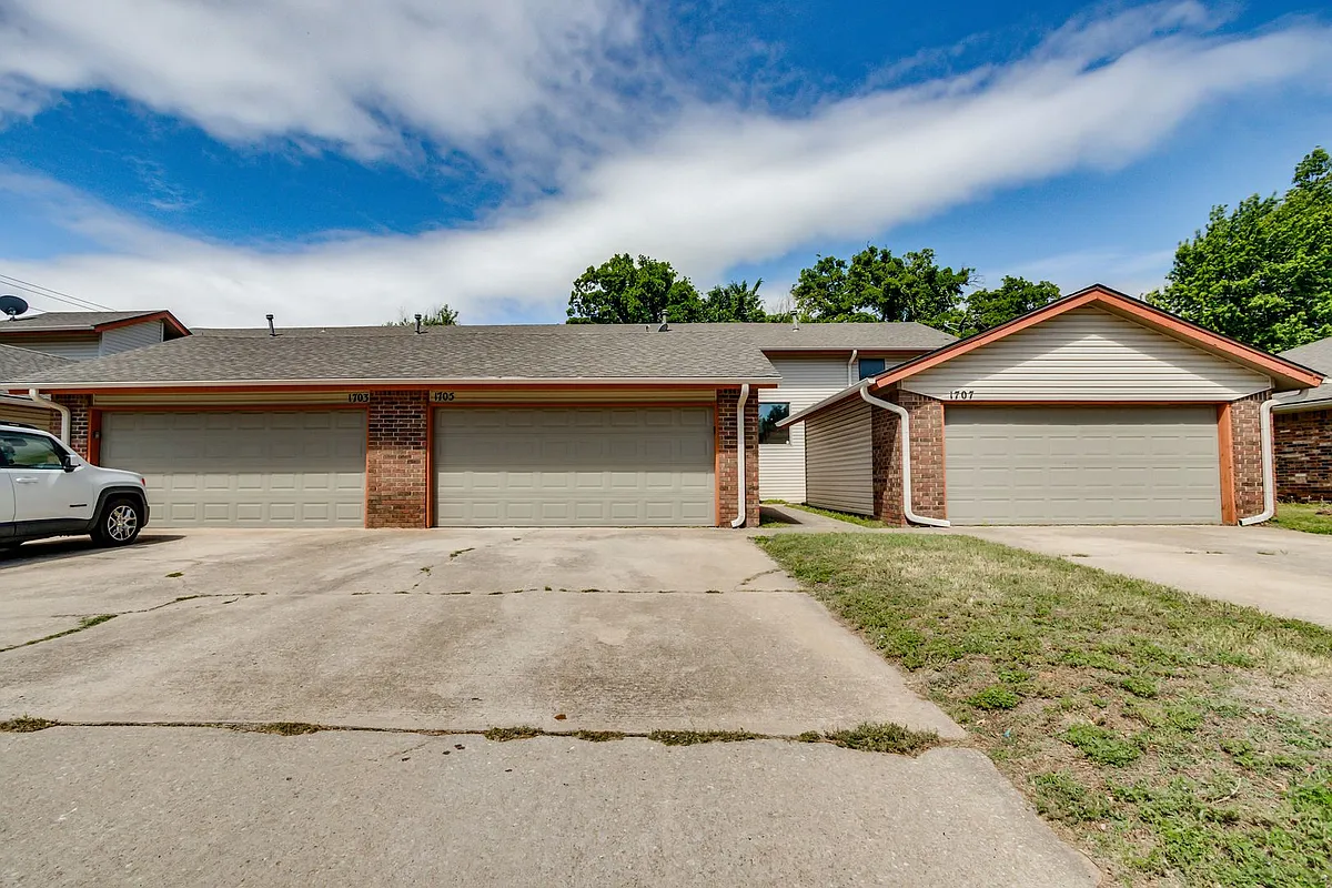 Building Photo - 1705 N Gleason Ave