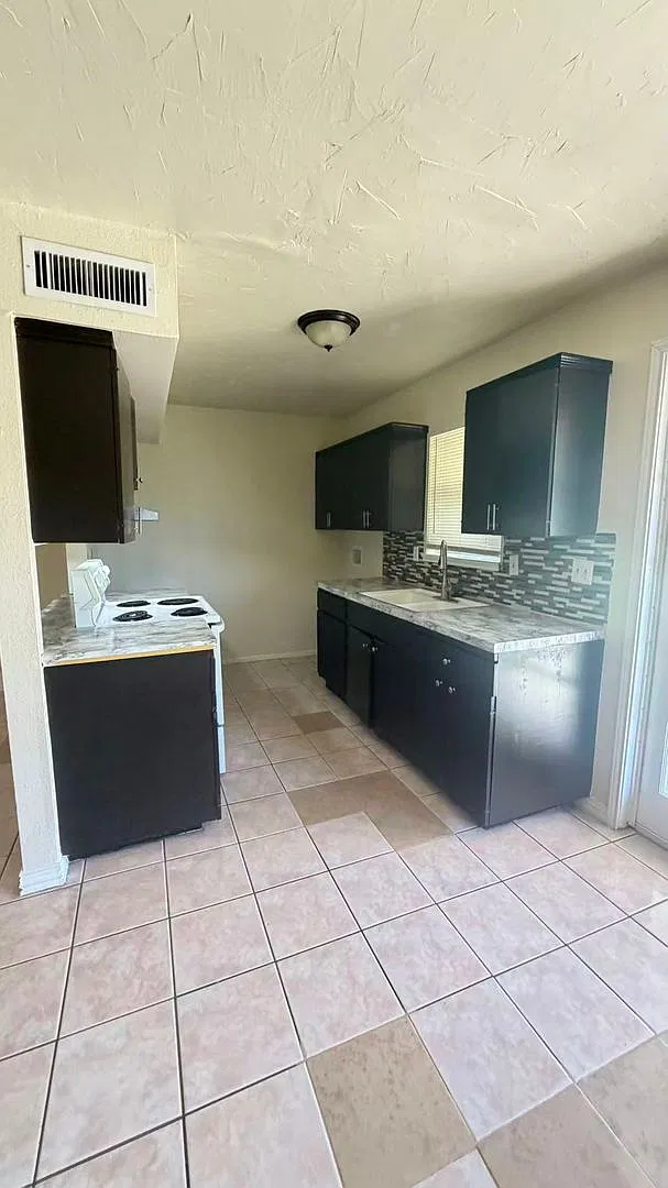 Beautiful 3 Bedroom 2 Bathroom in Plano! — Photo 3