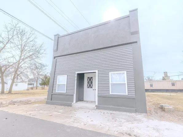 607 E Main St, Medaryville, IN 47957