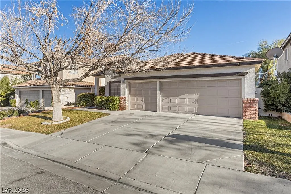 3 bed, 2.0 bath, 2020 sqft, $2,600 — Photo 3