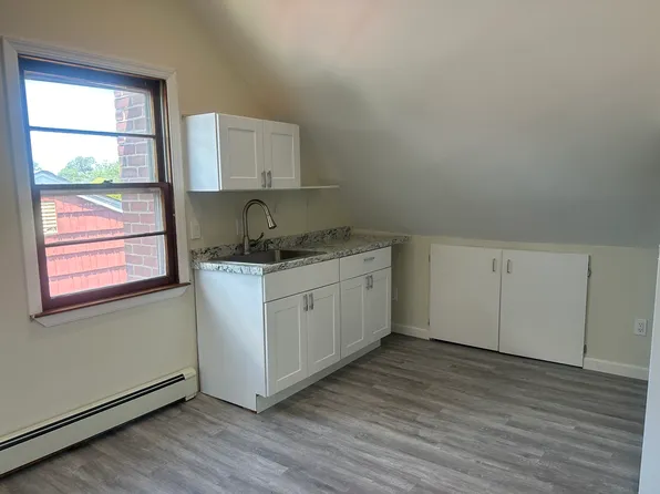 548 S 16th St #2, Lindenhurst, NY 11757