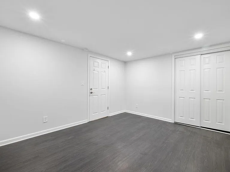 77 Alexander Ave — Photo 17