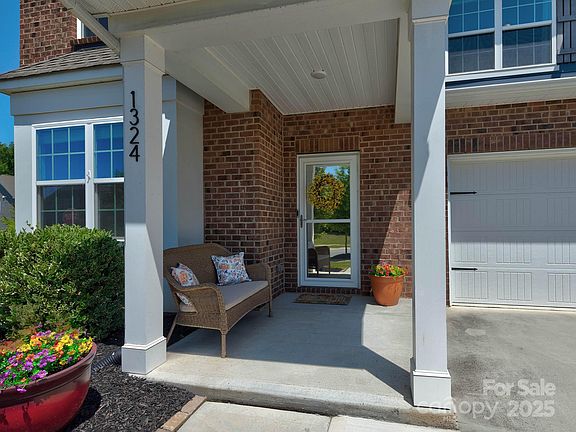 2nd image of 1324 Mona Vale Dr