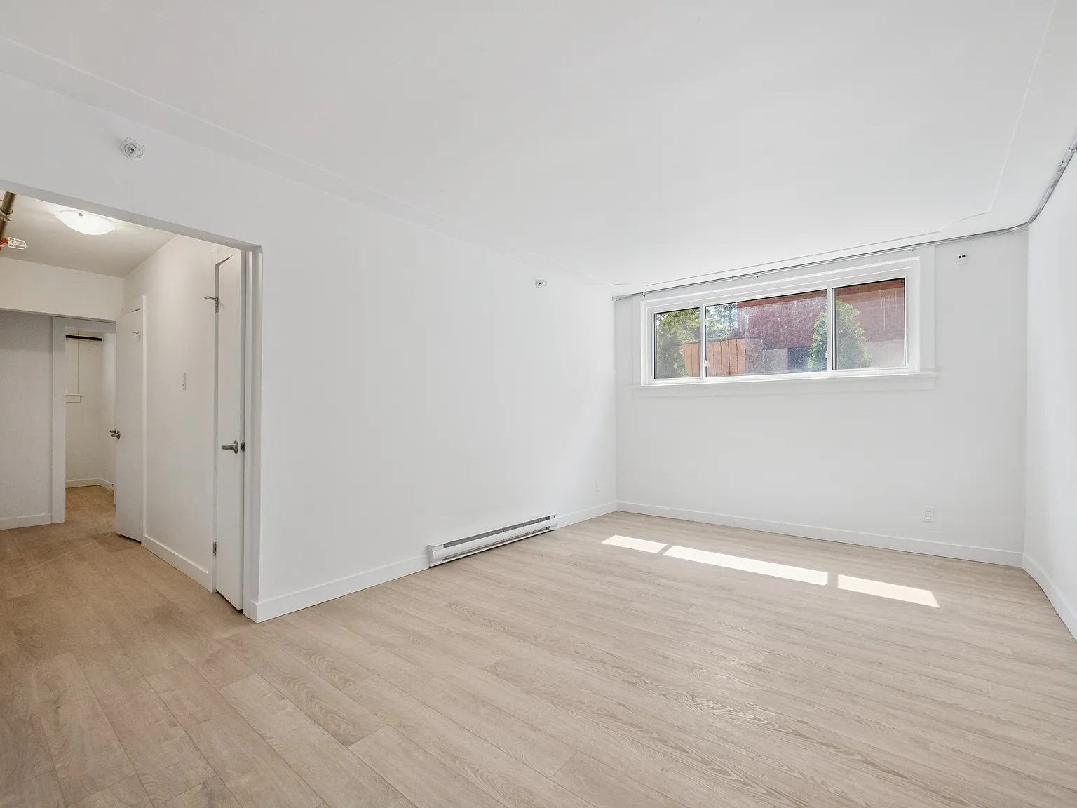 Brownstone 236 (Margaret Ave Apartments) — Photo 4