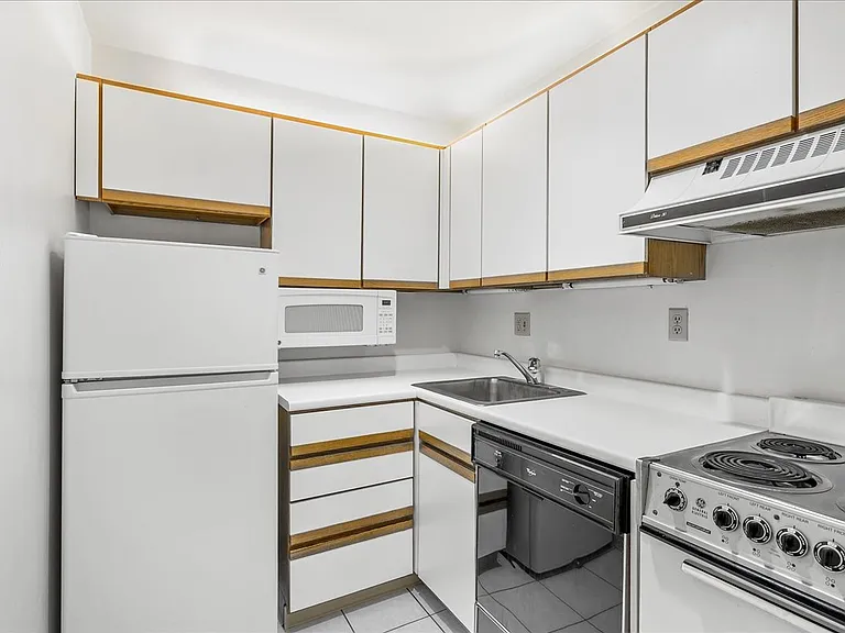 6007 Walnut St #12 — Photo 7