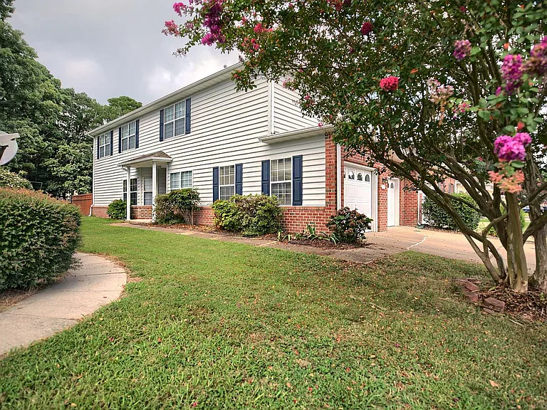 417 Belmont Cir — Photo 3