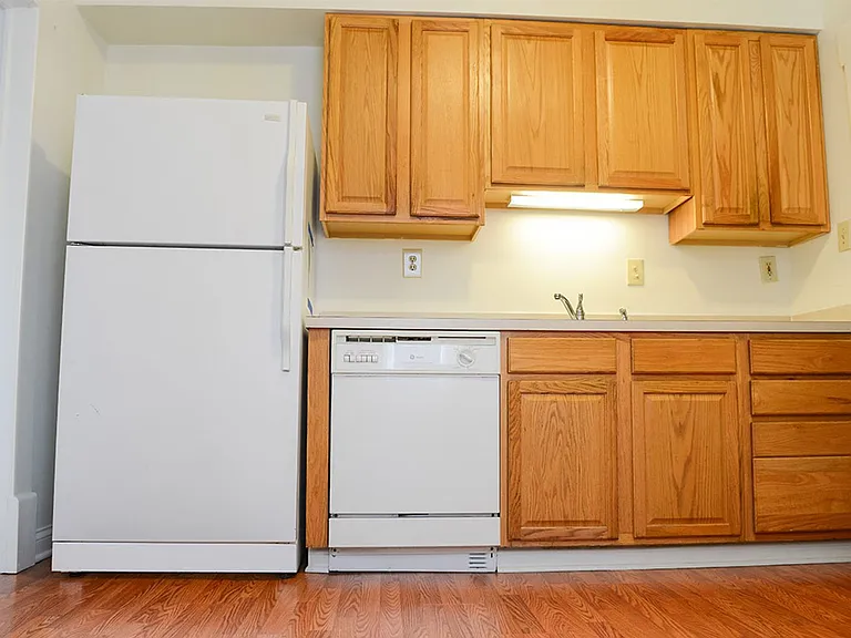 2296 Summit St — Photo 4