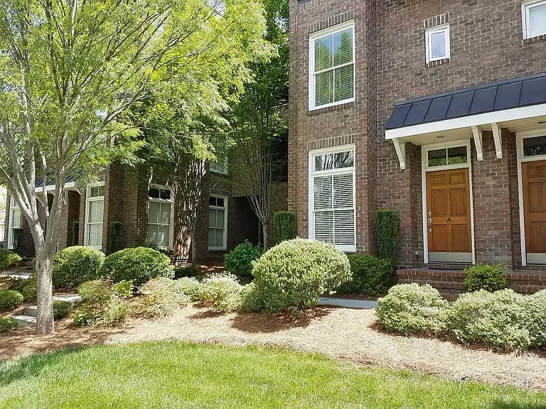 622 N Elm St #H — Photo 1
