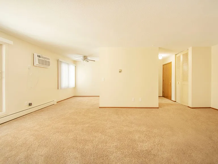 101 Glenbrook Rd N — Photo 5