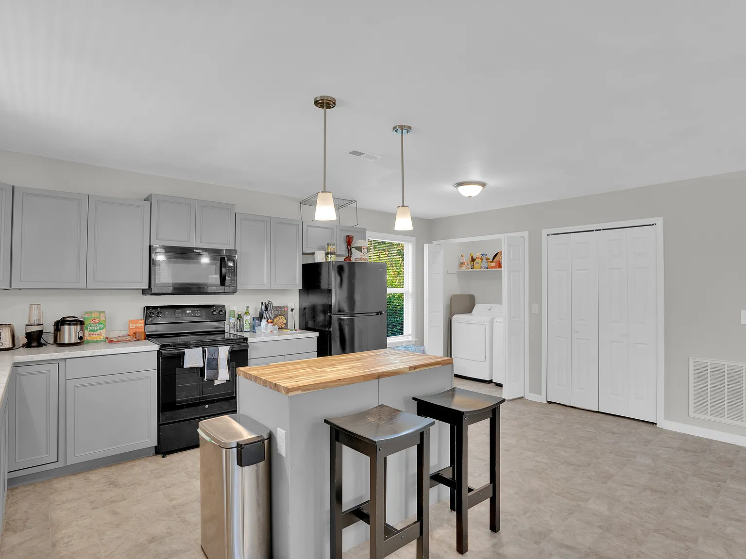 3 bed, 1232 sqft, $2,100 — Photo 3