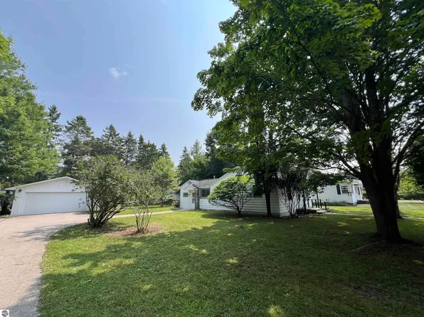 408 Burns St, Charlevoix, MI 49720