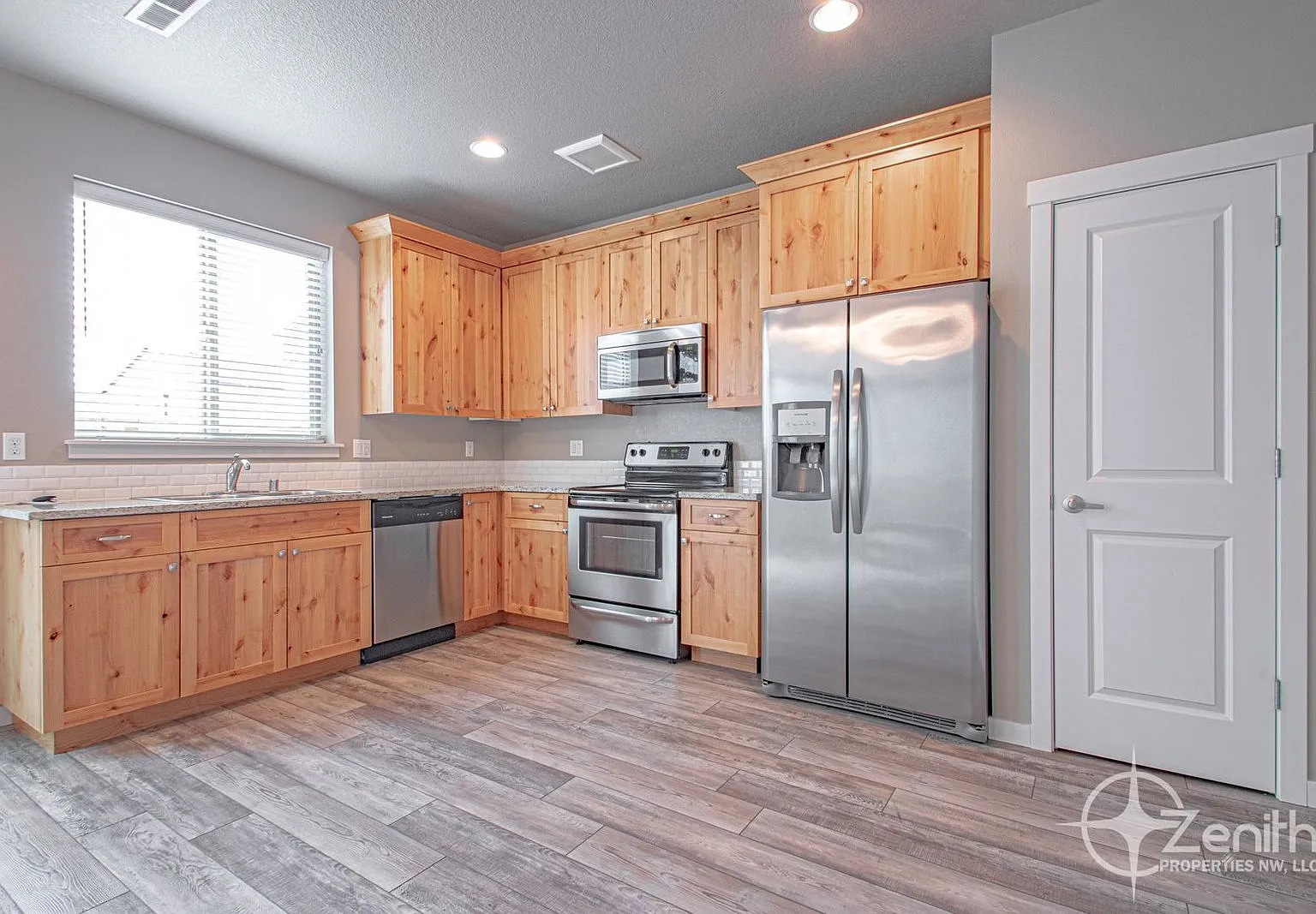 3 bed, 2.5 bath, 1643 sqft, $2,595 — Photo 4