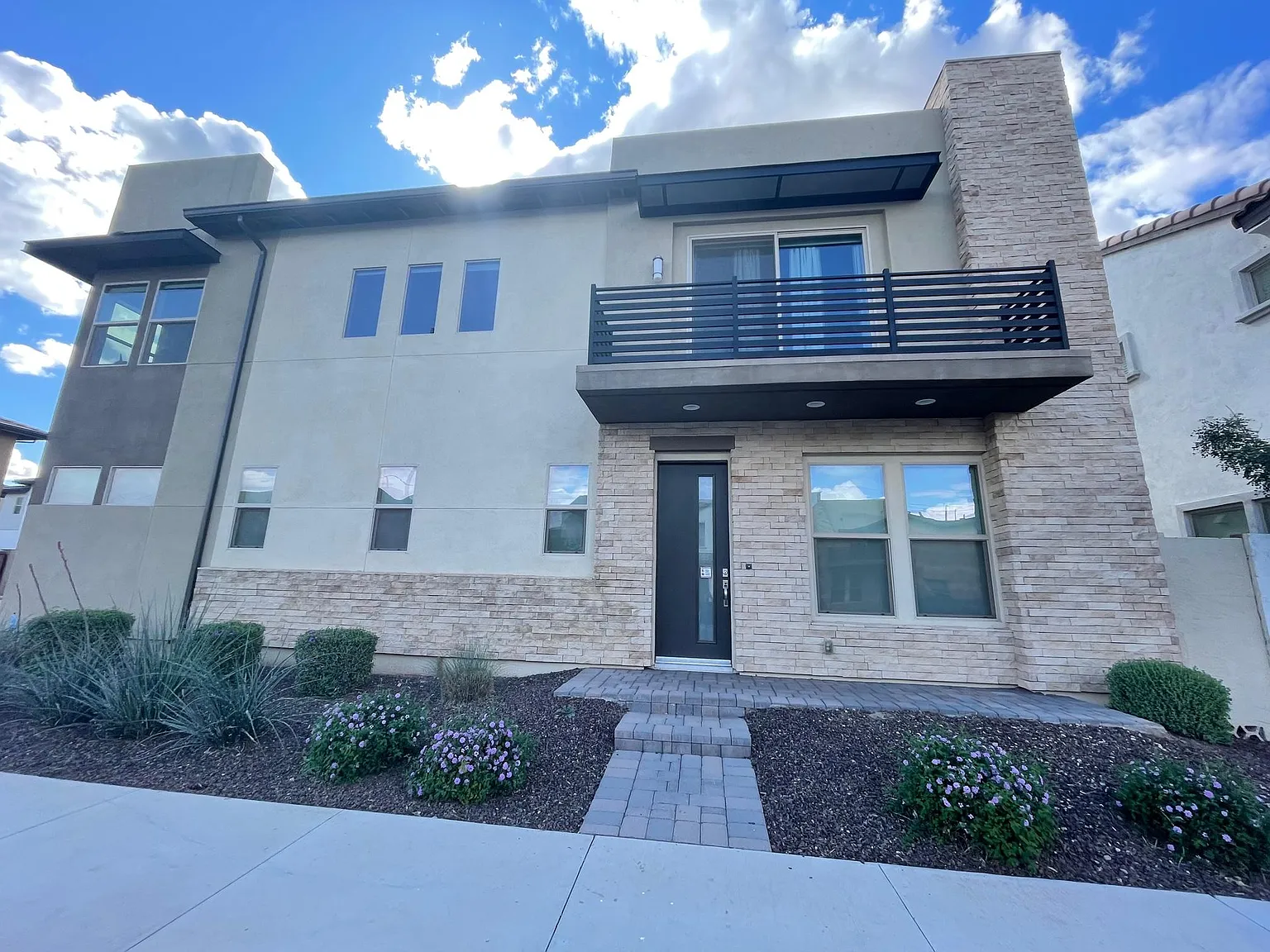3 bed, 2.5 bath, 1870 sqft, $2,400 — Photo 1