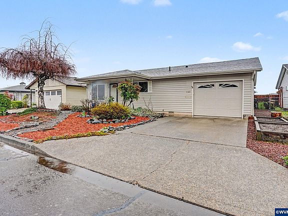 3rd image of 2160 Santiam Dr