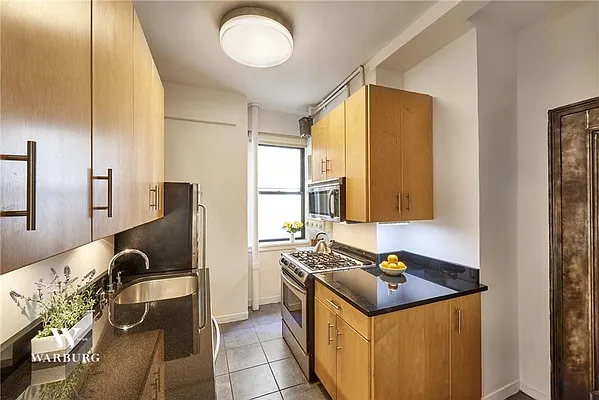 Sold by Warburg | media 9
