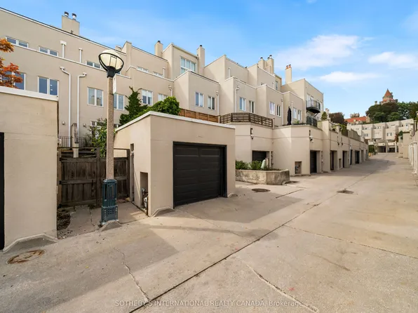 213 Walmer Rd, Toronto, ON M5R 3P7