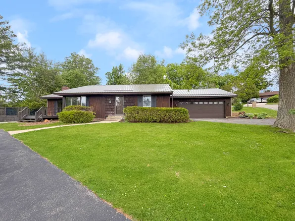 576 Timber Hills Dr, Freeport, IL 61032