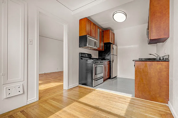 2240 Golden Gate Ave — Photo 10