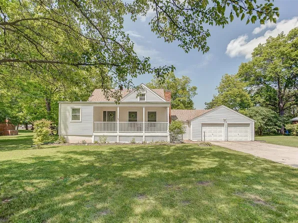 5310 North St, Godfrey, IL 62035