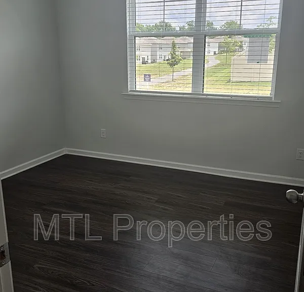 195 Bezelle Ave — Photo 10