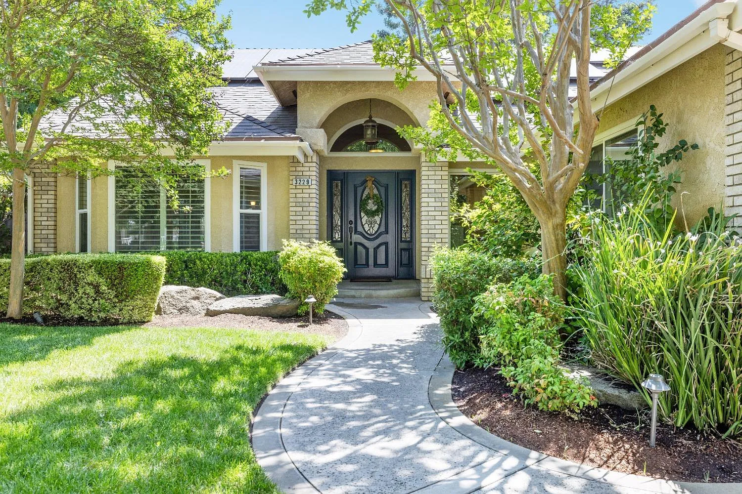 3229 Holly Ave photo 1
