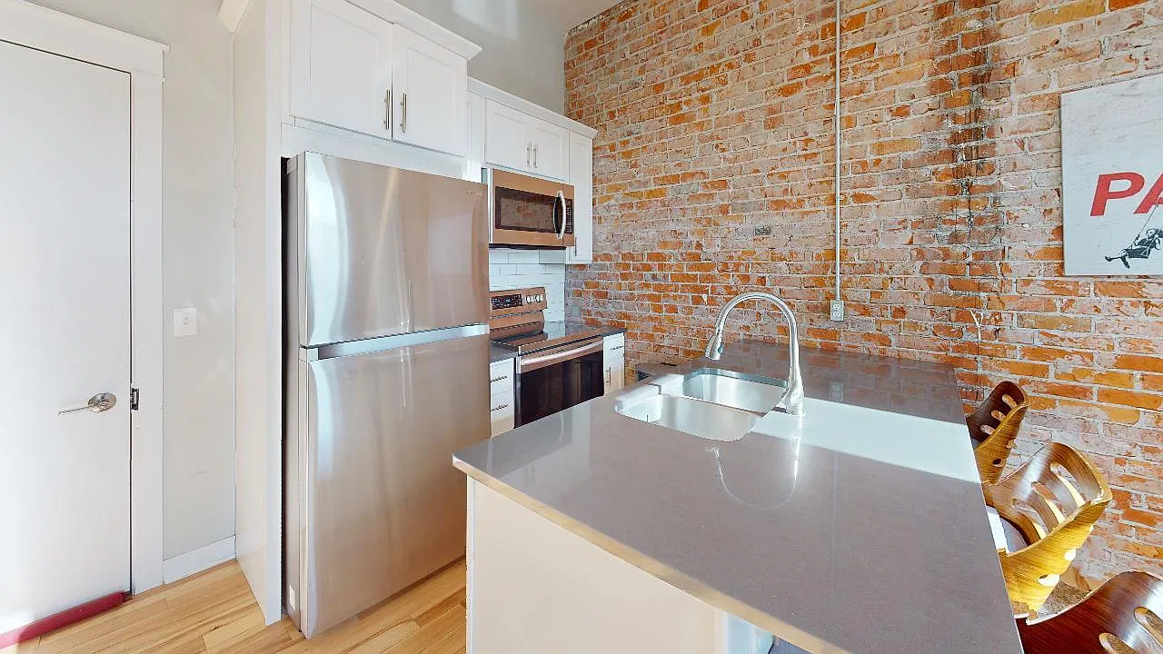 320 N Pine St — Photo 2