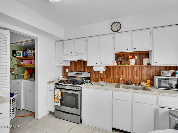 5th image of 401 Woodlake Manor Drive