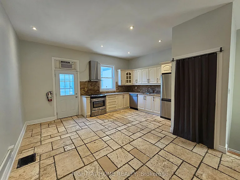 550 Yonge St #3F — Photo 5