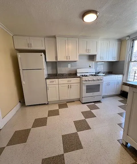 107 Victory Blvd #2 — Photo 2