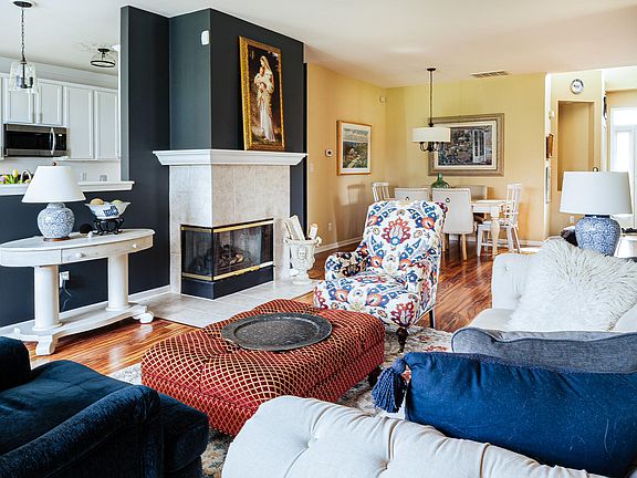 4th image of 816 Charlevoix Way