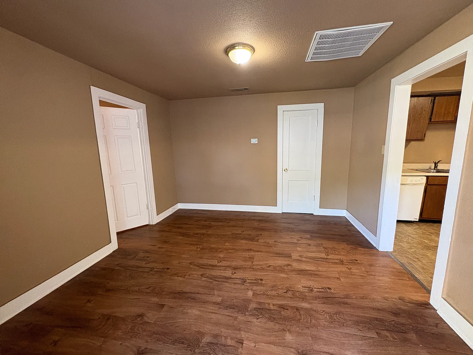 2 bed, 1048 sqft, $1,400 — Photo 4