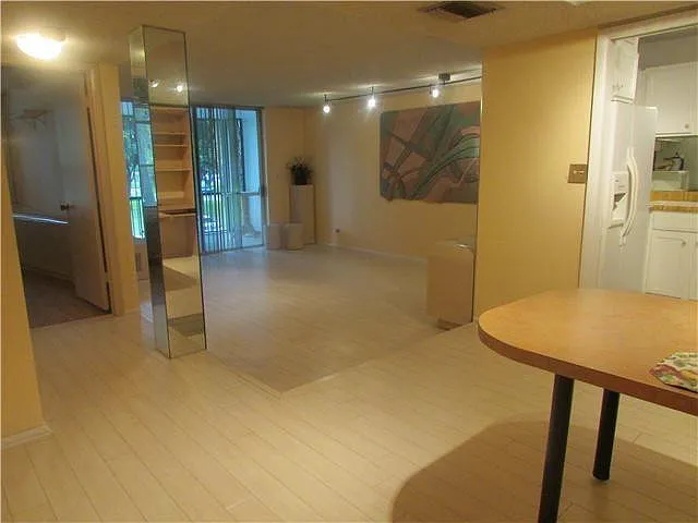 1 bed, 1.5 bath, 800 sqft, $1,580 — Photo 3