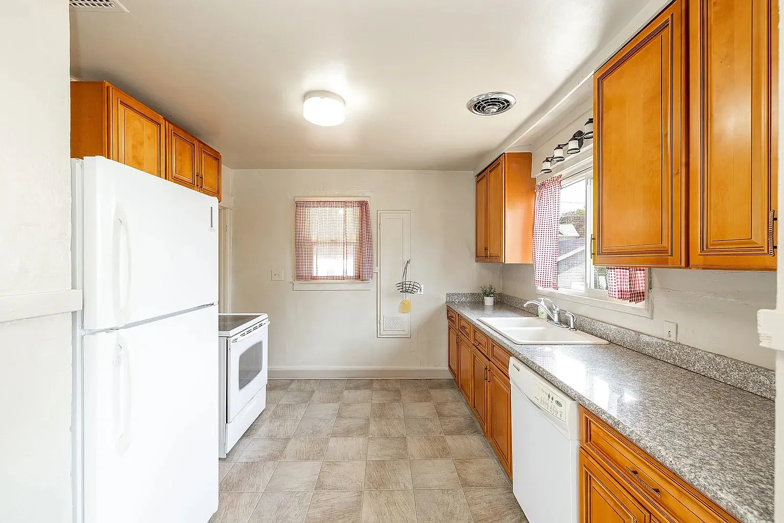 6 bed, 2876 sqft, $3,900 — Photo 4