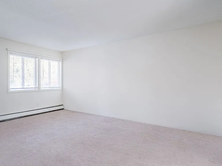 2122 Grand Ave S — Photo 16