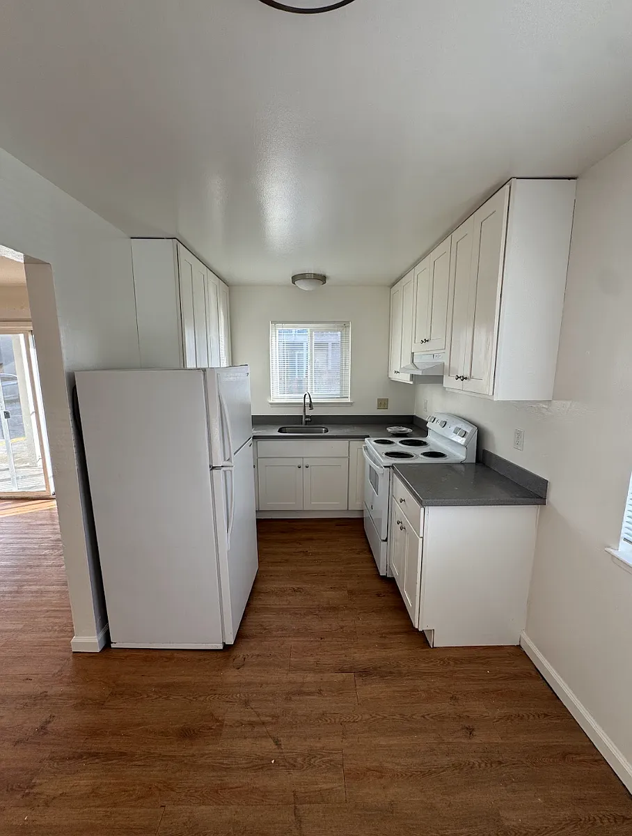 Building Photo - 940 Tamarack Ln