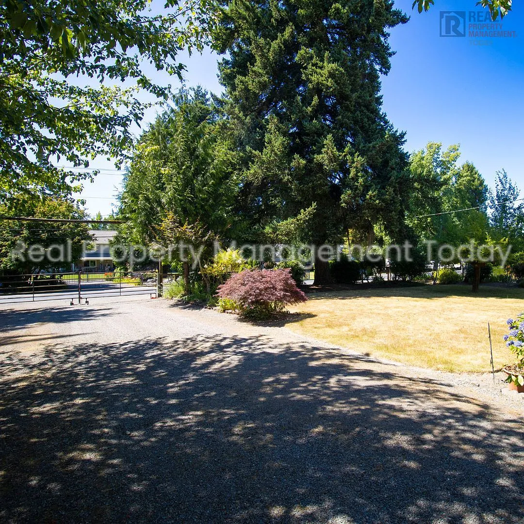 Charming 5 Bedroom + Huge yard! — Photo 4