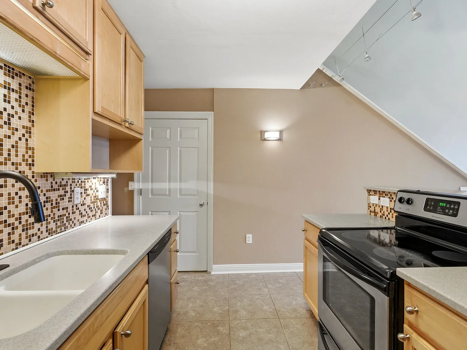 1 bed, 915 sqft, $1,375 — Photo 4