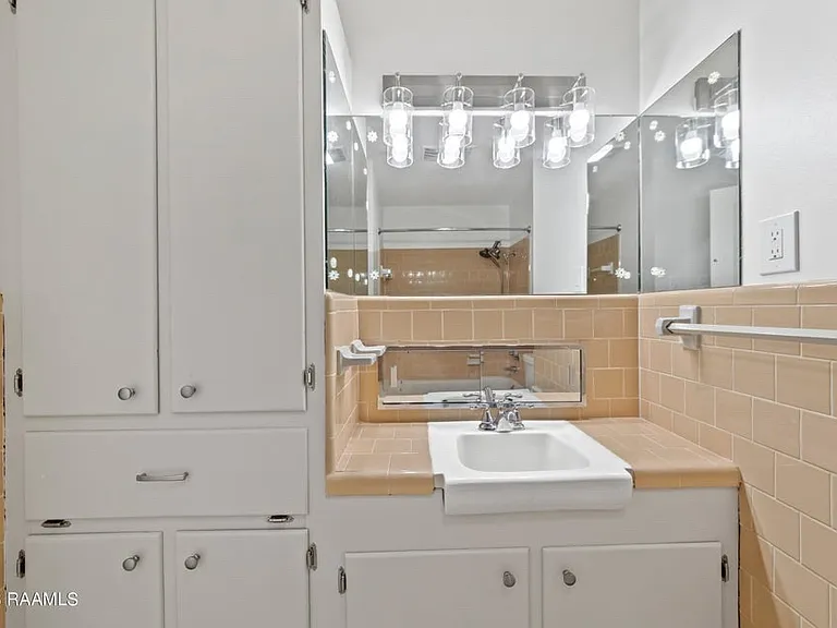 222 Maplewood Dr — Photo 7